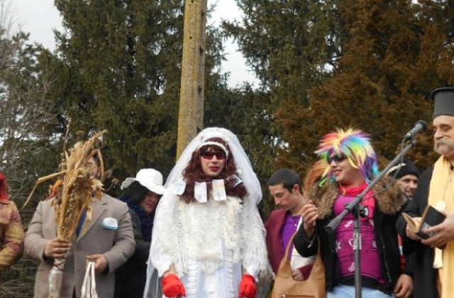 Кютюк Мара каза да на Дълъг Мочо по време на Ергенската сватба в Козаревец