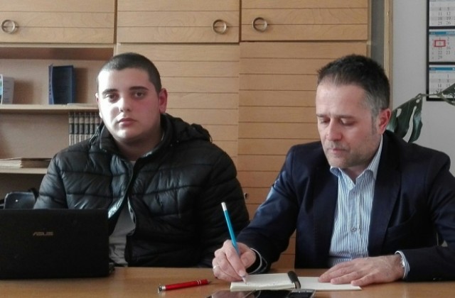 Иван Иванов покани в парламента ученика, критикувал в интернет депутатите