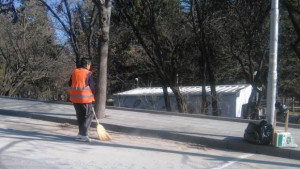 Чистят улиците във Велико Търново от пясък