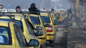 Транспортната комисия ще заседава заради исканията на таксиджиите