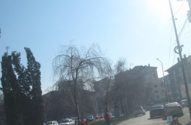 Започна почистването на улиците в Горна Оряховица от зимното опесъчаване