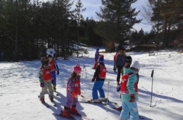 Две училища от Кюстендил се включиха в програмата „Научи се да караш ски