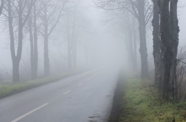 Гъста мъгла затруднява движението в района на Нова Загора