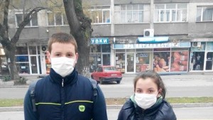 Гимназисти влизат с маски в час заради грипа