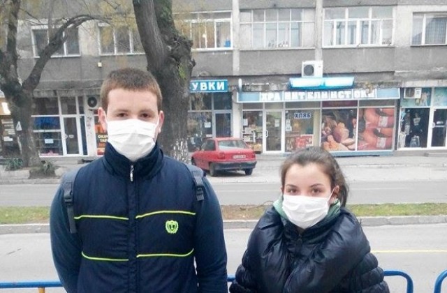 Гимназисти влизат с маски в час заради грипа