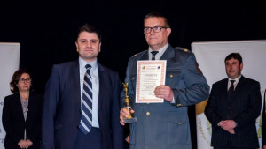 Младши инспектор Благой Везенков с награда от конкурса Пожарникар на