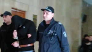 Нападателят на инкасото иска домашен арест съдът го остави под