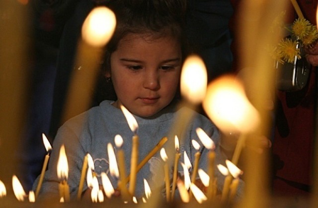 Малчугани навлизат в православната вяра в църковно училище в Русе