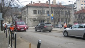 Чистят пясъка по улиците в Дупница но няма работници