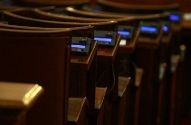 БСП и ДПС внасят в парламента вота на недоверие към правителството