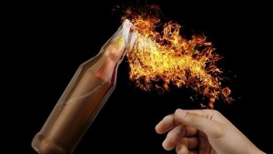 Мъже подпалили къща с коктейл Молотов отиват на съд