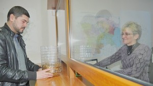 Разградчанин плати за винетка с 20 кг монети