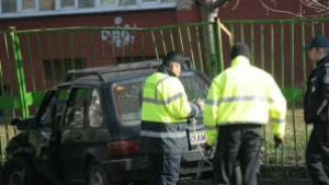 Кола се вряза в училищна ограда в София СНИМКИ