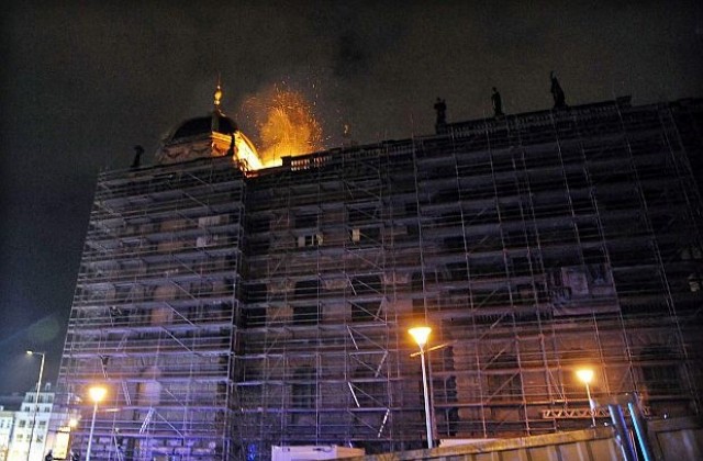 Пожар избухна в Чешкия национален музей (СНИМКИ)