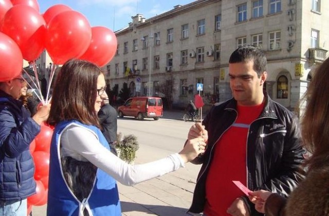 Разиграха “Любовна лотария” в центъра на В. Търново (СНИМКИ)