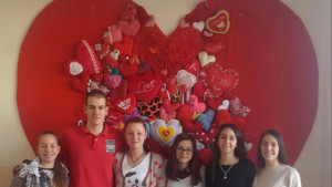 Огромно пано с форма на сърце украси СОУ Георги Измирлиев