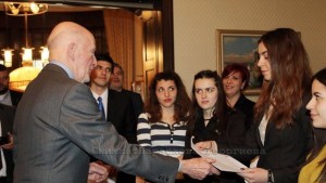 Младежи които писаха за спасението на евреите посетиха резиденцията на