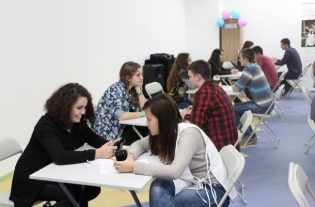 32-ма младежи от Добрич се запознаха чрез Бързи срещи в Младежкия център