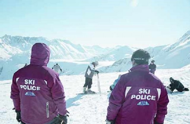Ски-полицаите в Пампорово помагат на пострадали туристи
