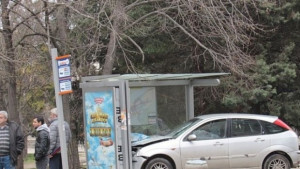 Кола се вряза в автобусна спирка в Русе заради катастрофа
