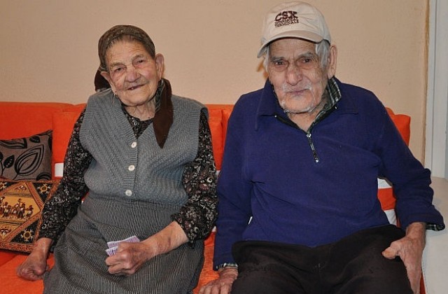 Семейство в Благоевград чества 70 години брачен съюз