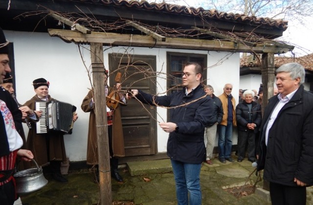 Над 80 лозари и винопроизводители участваха в общинския конкурс за Трифон Зарезан /СНИМКИ/