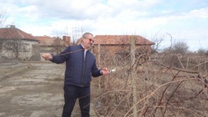 Областният управител заряза лозята в няколко села