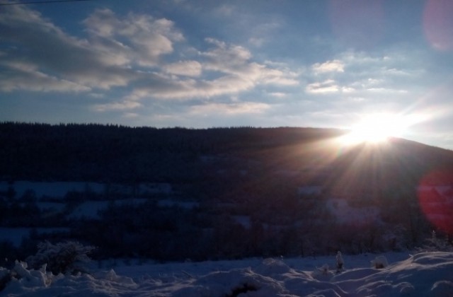 В понеделник още преди обяд облачността ще започне да се разкъсва и намалява