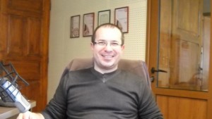 Отец Яцек Европа изглежда като остаряваща мома