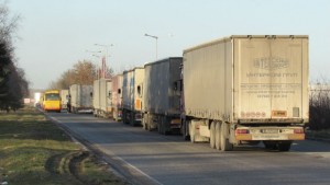 Километрична опашка от ТИРове на Дунав мост