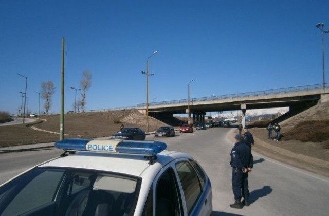 Проверяват автобуси и товарни коли