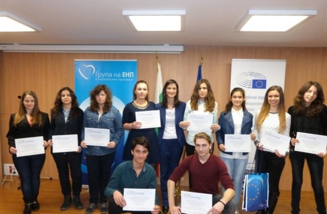 Мария Габриел награди с пътуване до Брюксел участници в националния ученически конкурс