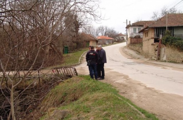 Областният управител съдейства за укрепването на застрашени от свлачища участъци