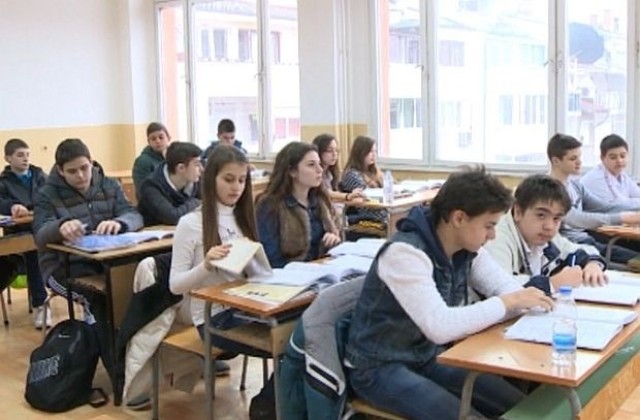 Учители от Добрич искат законът за училищното образование да се отложи с година
