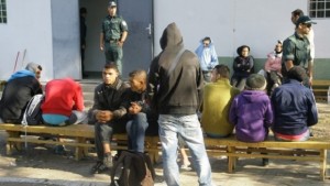 Полицаи агитират в Лесичово да не се стряскат от бежанци