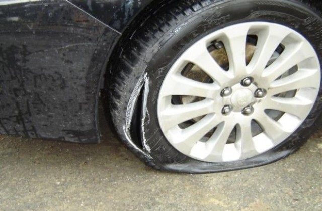 Нарязаха гумите на коли в три квартала