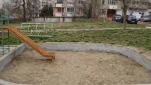 Повечето от табелите забраняващи разхождането на кучета на детските площадки