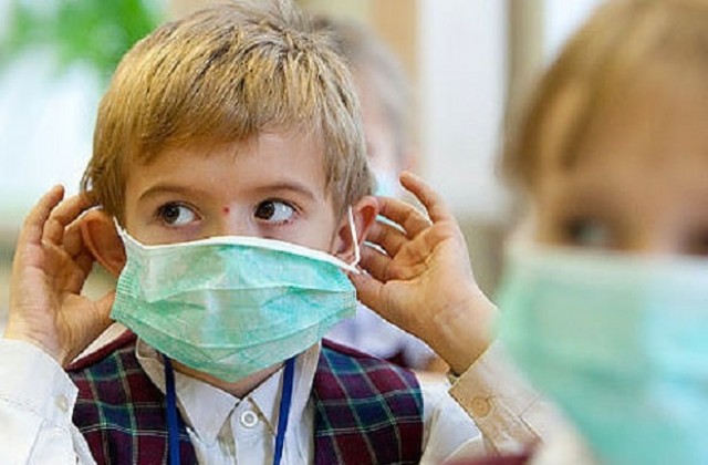 Здравни експерти учат деца от улицата как да се пазят от грип