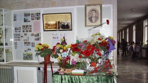 Ученици от Добрич слагат трикольорни лентички в знак на почит