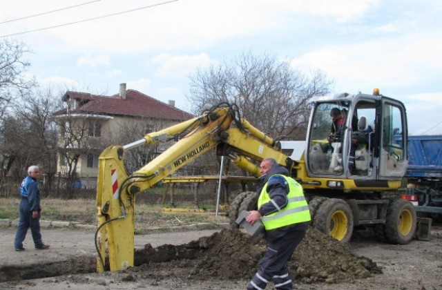 Копаят в Българово, довършват канализацията