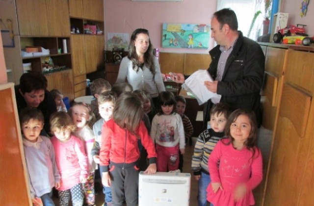 Ротари клуб Дупница с дарение за детските градини