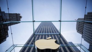 Епъл предоставяла информация на американските власти