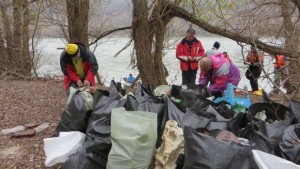 Доброволци събраха над 900 чувала с боклуци от дунавски острови