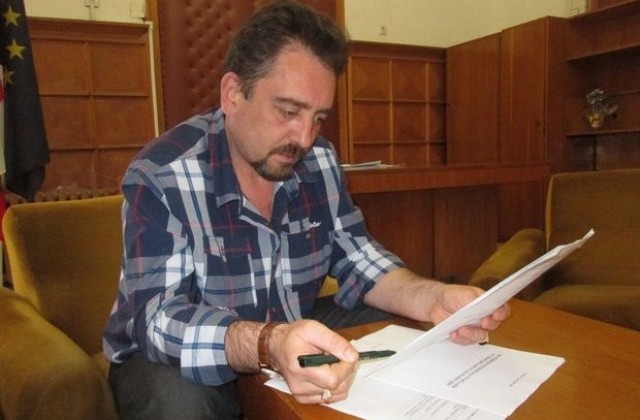 Потърсиха съдействие от Мартин Митев за изоставените автомобили и бездомните кучета