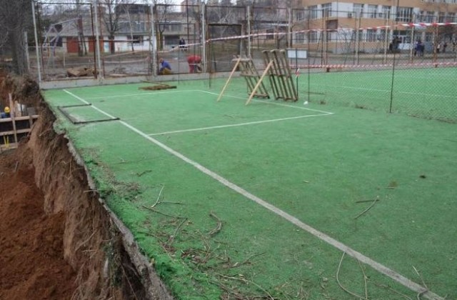 Укрепват оградата на Професионална гимназия