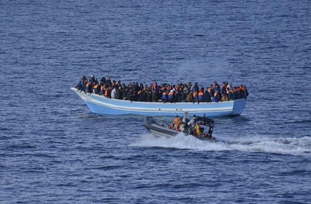 Български кораб на Фронтекс спаси около 900 мигранти