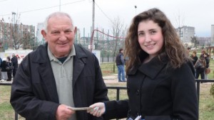 Младежи от ГЕРБ раздаваха листовки със строфи от стихотворението Обесването