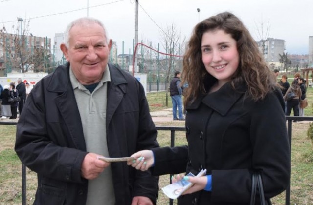 Младежи от ГЕРБ раздаваха листовки със строфи от стихотворението „Обесването на Васил Левски“