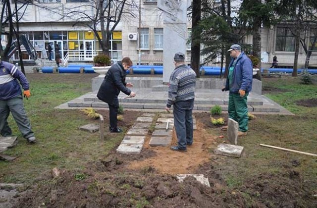 Община Враца почисти двата паметника на Апостола в града