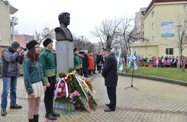 Стотици граждани почетоха Апостола /СНИМКИ/